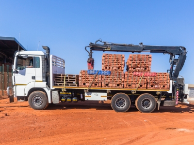 Un camion fait une livraison de matériaux de construction